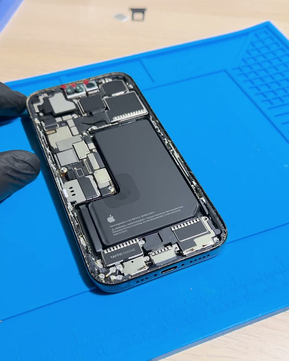 Вътрешността на iPhone 15 Pro върху работна постелка